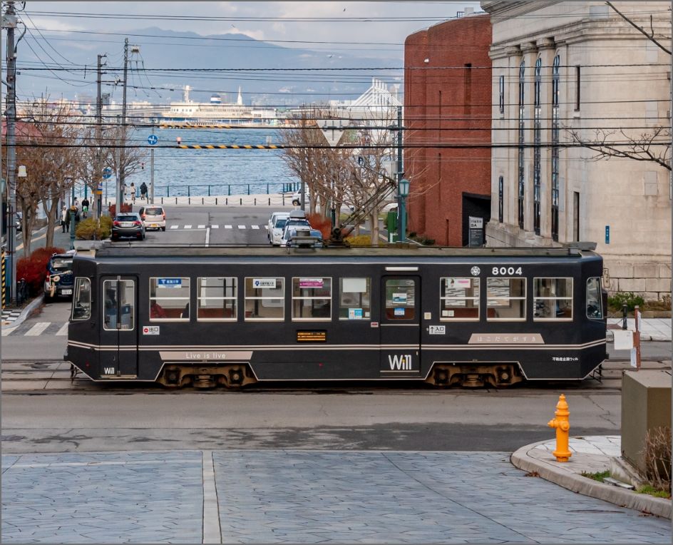 函館市内を走る路面電車のラッピング