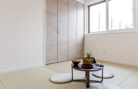 1階の和室には小さめの木製ローテーブルと白い丸座布団が2枚設えられています。